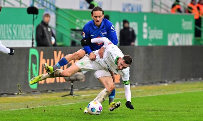 21 02 2024 Soccer Season 2023 2024 2 Soccer Bundesliga 21 Matchday SpVgg Greuther Fürth Kleeblatt Hertha BSC Berlin Sportfoto Zink xwoxzix DFL regulations prohibit any use of photographs as image sequences and or quasi video only for editorial use Branimir Hrgota 10 SpVgg Greuther Fürth in front of Michal Karbownik 6, Hertha BSC Berlin