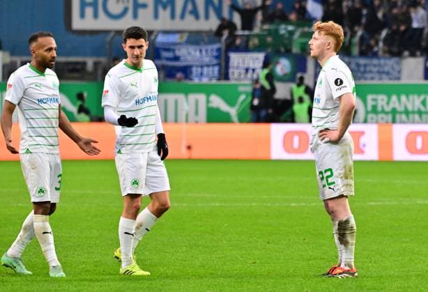 21 02 2024 Soccer season 2023 2024 2 Soccer Bundesliga 21 Matchday SpVgg Greuther Fürth Kleeblatt Hertha BSC Berlin Sportfoto Zink MeZi xmexzix DFL regulations prohibit any use of photographs as image sequences and or quasi video only for editorial use Julian Green 37, SpVgg Greuther Fürth Marco Meyerhöfer Meyerhoefer 18, SpVgg Greuther Fürth Robert Wagner 22, SpVgg Greuther Fürth disappointed Disappointment after the end of the match