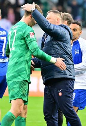 21 02 2024 Soccer Season 2023 2024 2 Soccer Bundesliga 21 Matchday SpVgg Greuther Fürth Kleeblatt Hertha BSC Berlin Sportfoto Zink MeZi xmexzix DFL regulations prohibit any use of photographs as image sequences and or quasi video only for editorial use Tjark Ernst 12, Hertha BSC Berlin Pal Dardai Trainer Hertha BSC Berlin Jubel Freude happy nach Spielende