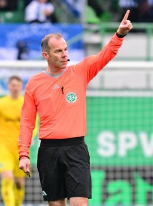 21 02 2024 Soccer Season 2023 2024 2 Soccer Bundesliga 21 Matchday SpVgg Greuther Fürth Kleeblatt Hertha BSC Berlin Sportfoto Zink xwoxzix DFL regulations prohibit any use of photographs as image sequences and or quasi video only for editorial use Marco Fritz Referee