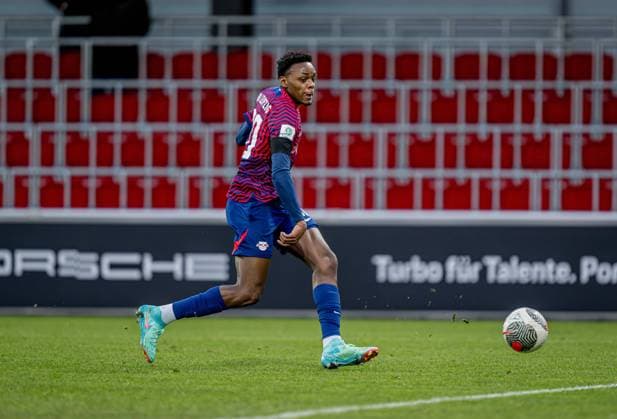 Leipzigs Chilohem Onuoha trifft zum 1:0 Fussball Junioren Bundesliga Saison 2023 24 Staffel Nord Nordost, 15. Spieltag: RB Leipzig U19 - Eintracht Braunschweig U19 3:1. 2. Februar 2024: Leipzig, Red Bull Akademie. RB Leipzig U19 - Eintracht Braunschweig U19 3:1 *** Leipzigs Chilohem Onuoha scores 1 0 Football Junior Bundesliga Season 2023 24 Season North North East, Matchday 15 RB Leipzig U19 Eintracht Braunschweig U19 3 1 2 February 2024 Leipzig, Red Bull Academy RB Leipzig U19 Eintracht Braunschweig U19 3 1