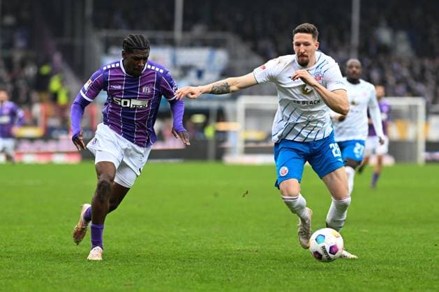 2 Bundesliga VfL Osnabrück FC Hansa Rostock on 11 02 2024 at Bremer Brücke in Osnabrück Kwasi Okyere Otschi Wriedt Osnabrueck in a tackle against Janik Bachmann Rostock MT
