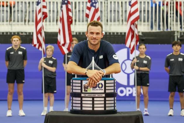 Bilder des Jahres 2024, Sport 02 Feburar Sport Themen der Woche KW06 Sport Bilder des Tages DALLAS, TX - FEBRUARY 11: Tommy Paul (USA) poses with the trophy after winning the Dallas Open on February 11, 2024 at Styslinger Altec Tennis Complex in Dallas, TX. (Photo by George Walker Icon Sportswire) TENNIS: FEB 11 Dallas Open EDITORIAL USE ONLY Icon24021119