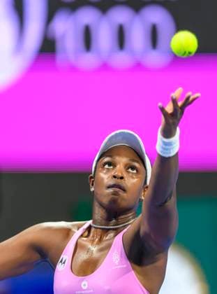 Qatar TotalEnergies Open - Day 1 Sloane Stephens of the US is in action during her first-round match against Sorana Cirstea of Romania at the WTA, Tennis Damen 1000-Qatar TotalEnergies Open tennis tournament at the Khalifa International Tennis Complex in Doha, Qatar, on February 11, 2024. DOHA Qatar  Copyright: xNoushadxThekkayilx originalFilename:varittyakkal-wta1000q240212_npdju.jpg