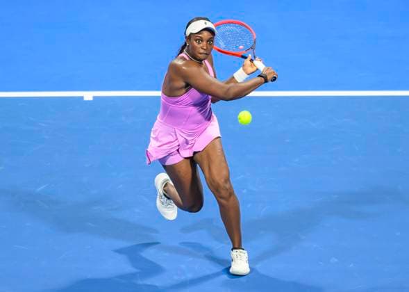 Qatar TotalEnergies Open - Day 1 Sloane Stephens of the US is in action during her first-round match against Sorana Cirstea of Romania at the WTA, Tennis Damen 1000-Qatar TotalEnergies Open tennis tournament at the Khalifa International Tennis Complex in Doha, Qatar, on February 11, 2024. DOHA Qatar  Copyright: xNoushadxThekkayilx originalFilename:varittyakkal-wta1000q240212_npqPv.jpg