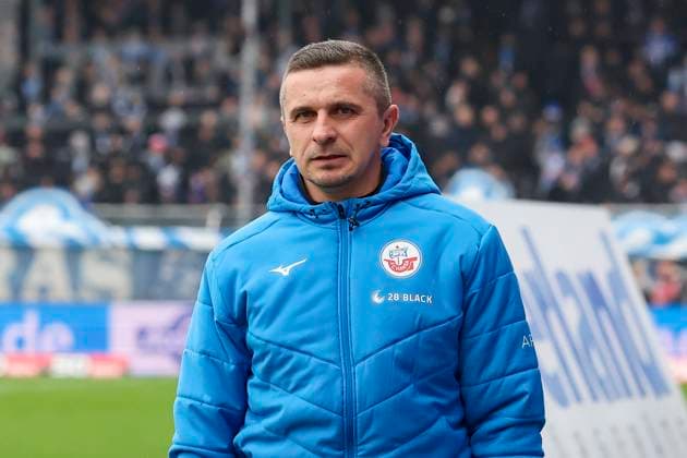 Coach Mersad Selimbegovic Hansa Rostock looks on, 2 Bundesliga, VfL Osnabrueck vs Hansa Rostock, Bremer Bruecke, 11 02 2024, Osnabrueck, Germany