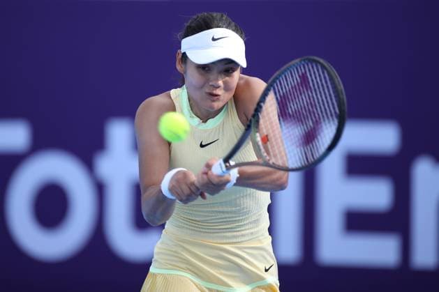 DOHA, QATAR - FEBRUARY 12: Emma Raducanu of Great Britain in action against Anhelina Kalinina of Ukraine in the first round on Day 2 during the Qatar TotalEnergies Open, part of the Hologic WTA, Tennis Damen Tour at Khalifa International Tennis and Squash Complex on February 12, 2024 in Doha, Qatar  Copyright: xx