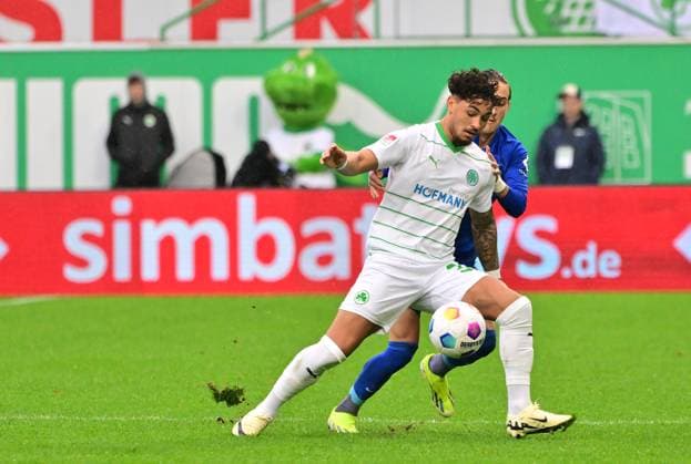 21 02 2024 Soccer Season 2023 2024 2 Soccer Bundesliga 21 Matchday SpVgg Greuther Fürth Kleeblatt Hertha BSC Berlin Sportfoto Zink MeZi xmexzix DFL regulations prohibit any use of photographs as image sequences and or quasi video only for editorial use Armindo Sieb 30, SpVgg Greuther Fürth vor Michal Karbownik 6, Hertha BSC Berlin