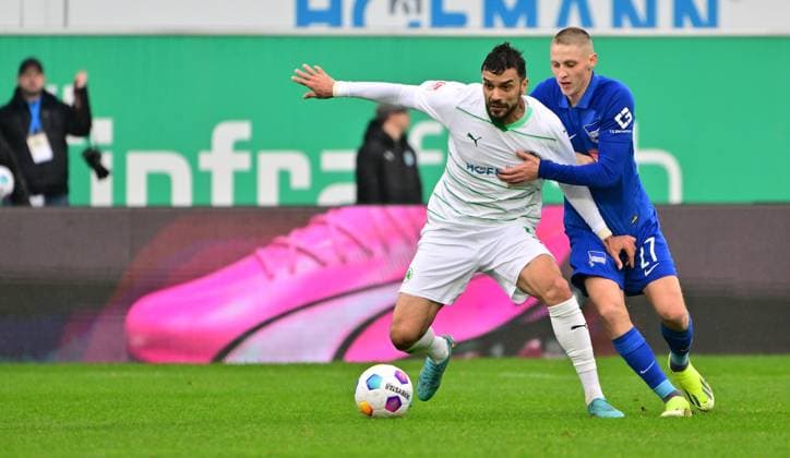 21 02 2024 Soccer Season 2023 2024 2 Soccer Bundesliga 21 Matchday SpVgg Greuther Fürth Kleeblatt Hertha BSC Berlin Sportfoto Zink MeZi xmexzix DFL regulations prohibit any use of photographs as image sequences and or quasi video only for editorial use Oussama Haddadi 5, SpVgg Greuther Fürth, left Palko Pal Dardai 27, Hertha BSC Berlin