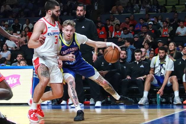 February 11, 2024, Mexico City, Ciudad de Mexico, Mexico: February 11, 2024 in Mexico City, Mexico: Adam Kunkel (55) of Capitanes drives to the basket during the NBA, Basketball Herren, USA G League match between Mexico City Capitanes and Ontario Clippers at Mexico City Arena. on February 11, 2024. In Mexico City, Mexico. Mexico City Mexico - ZUMAe321 20240211_zsa_e321_034 Copyright: xCarlosxSantiago xEyepixxGroupx