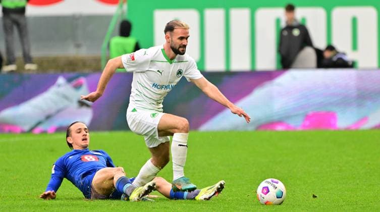 21 02 2024 Soccer Season 2023 2024 2 Soccer Bundesliga 21 Matchday SpVgg Greuther Fürth Kleeblatt Hertha BSC Berlin Sportfoto Zink MeZi xmexzix DFL regulations prohibit any use of photographs as image sequences and or quasi video only for editorial use Michal Karbownik 6, Hertha BSC Berlin, left Simon Asta 2, SpVgg Greuther Fürth