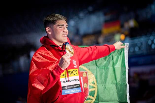 Bilder des Jahres 2024, Sport 02 Feburar Sport Themen der Woche KW07 Diogo Matos Ribeiro of Portugal shows the gold medal after competing in the swimming men s 50m butterfly final during the 21st World Aquatics Championships at the Aspire Dome in Doha (Qatar), February 12, 2024. GiorgioXPerottino