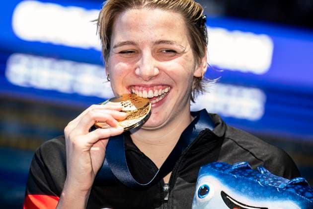 Sport Themen der Woche KW07 Sport Bilder des Tages Angelina Kohler of Germany shows the gold medal after competing in the swimming women s 100m butterfly final during the 21st World Aquatics Championships at the Aspire Dome in Doha (Qatar), February 12, 2024. GiorgioXPerottino