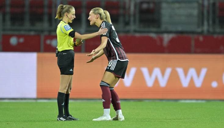 12 02 2024 Soccer Season 2023 2024 1 Women Soccer Bundesliga 13 Matchday 1 FC Nürnberg FCN Club Bayer 04 Leverkusen Sportfoto Zink xwoxzix Davina Lutz Referee in shows Medina Desic 30, 1 FC Nürnberg FCN yellow card yellow