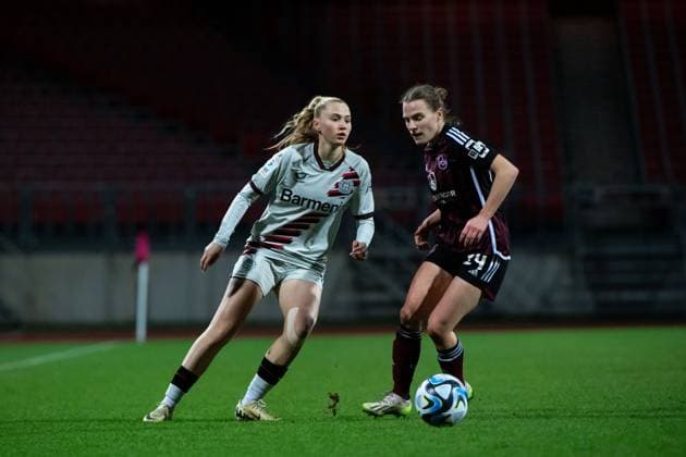 Paulina Bartz Bayer 04 Leverkusen, 08 in duel with Nastassja Lein FC Nuernberg, 24 , GER, FC Nuernberg vs Bayer 04 Leverkusen, Football Google Pixel Womens Bundesliga, Matchday 13, Season 2023 2024, 12 02 2024 DFB regulations prohibit any use of photographs as image sequences and or quasi video GER, FC Nuernberg vs Bayer 04 Leverkusen, Football Google Pixel Womens Bundesliga, Matchday 13, Season 2023 2024, 12 02 2024 Nuernberg Copyright: xEibner-Pressefoto Memmlerx EP_MMR