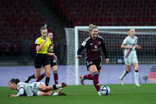 Selma Magnusdottir FC Nuernberg, 37 aergert sich über Schiedsrichterin Davina Lutz, GER, FC Nuernberg vs Bayer 04 Leverkusen, Fussball Google Pixel Frauen Bundesliga, 13 Spieltag, Saison 2023 2024, 12 02 2024 DFB regulations prohibit any use of photographs as image sequences and or quasi video GER, FC Nuernberg vs Bayer 04 Leverkusen, Fussball Google Pixel Frauen Bundesliga, 13 Spieltag, Saison 2023 2024, 12 02 2024 Nuernberg Copyright: xEibner-Pressefoto Memmlerx EP_MMR