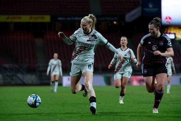 Paulina Bartz Bayer 04 Leverkusen, 08 in duel with Jessica May FC Nuernberg, 06 , GER, FC Nuernberg vs Bayer 04 Leverkusen, Football Google Pixel Women Bundesliga, 13 Matchday, Season 2023 2024, 12 02 2024 DFB regulations prohibit any use of photographs as image sequences and or quasi video GER, FC Nuernberg vs Bayer 04 Leverkusen, Football Google Pixel Women Bundesliga, 13 Matchday, Season 2023 2024, 12 02 2024 Nuernberg Copyright: xEibner-Pressefoto Memmlerx EP_MMR
