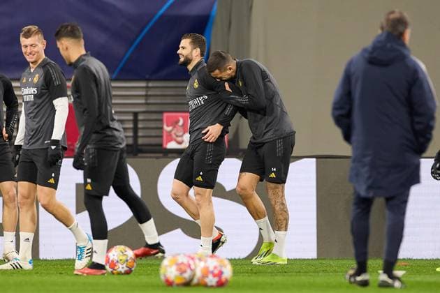 Real Madrid s training and press conference, PK, Pressekonferenz in Leipzig - 12 Feb 2024 José Luis Mato Sanmartín, known as Joselu of Real Madrid (R) jokes with his teammate Nacho Fernandez (L) during a training session on the eve of the UEFA Champions League round of 16, first-leg football match between RB Leipzig and Real Madrid CF in the Red Bull Arena. Leipzig Germany Copyright: xFedericoxTitonex xSOPAxImagesx FTITONE_0038