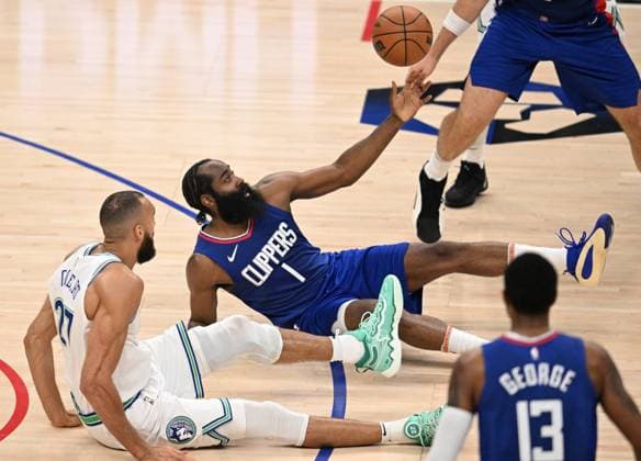 Sport Themen der Woche KW07 Sport Bilder des Tages LOS ANGELES, CA - FEBRUARY 12: Los Angeles Clippers Guard James Harden (1) gets the ball as Minnesota Timberwolves Center Rudy Gobert (27) looks on during a NBA, Basketball Herren, USA basketball game at the Crypto.com Arena in Los Angeles, CA.(Photo by John McCoy Icon Sportswire) NBA: FEB 12 Timberwolves at Clippers EDITORIAL USE ONLY Icon24021221