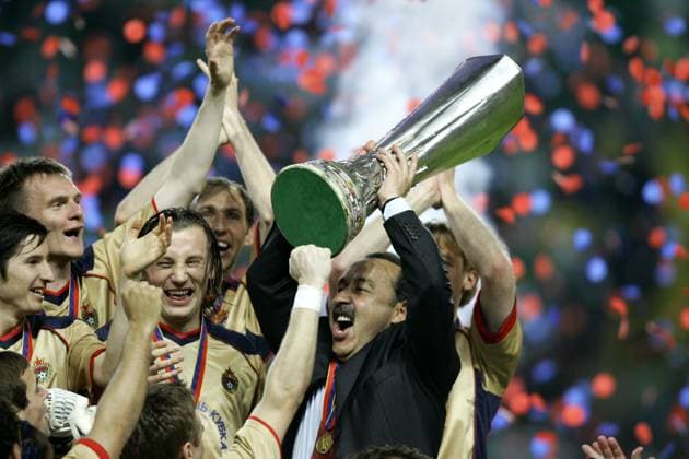 Onderwerp Subject: CSKA Moscow Final UEFA Cup Reklame: Club Team Country: CSKA Moscow Seizoen Season: 2004 2005 FOTO PHOTO: CSKA Moscow s coach Valeriy GAZZAEV (R) celebrates with the trophy with fltr Evgeny ALDONIN , Milos KRASIC , Ivica OLIC , Elvir RAHIMIC (back) Trefwoorden Keywords: 02 $66 ±1091177470450 LISBON POR Content not available for redistribution in The Netherlands directly or indirectly through any third parties. Copyright: xBSRxAgencyx 05660518H4S1027 EDITORIAL USE ONLY
