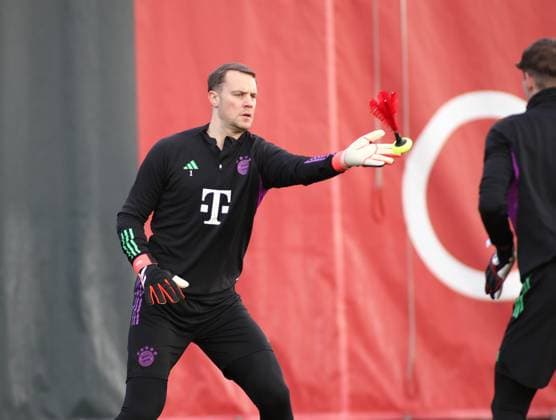 Munich, Germany February 13, 2024 Football, Men, Season 2023 2024, FC Bayern Munich, Säbener Strasse, Training ground, Final training, Champions League Manuel Neuer FC Bayern Munich playing a reaction game with shuttlecocks