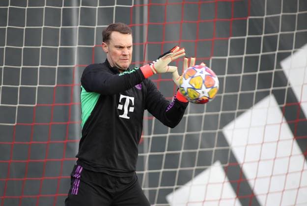 Munich, Germany February 13, 2024 Football, Men, 2023 2024 season, FC Bayern Munich, Säbener Strasse, training ground, final training, Champions League Manuel Neuer FC Bayern Munich catches a ball, head, upper body, facial expression