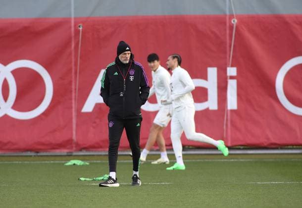 Munich, Germany February 13, 2024 Football, Men, Season 2023 2024, FC Bayern Munich, Säbener Strasse, Training ground, Final training, Champions League Thomas Tuchel, Coach FC Bayern Munich walks across the training ground, in the background Minjae Kim, Min jae Kim FC Bayern Munich and Leroy Sane FC Bayern Munich are running