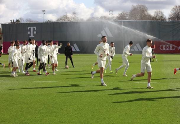 Munich, Germany 13 February 2024 Football, Men, Season 2023 2024, FC Bayern Munich, Säbener Strasse, Training ground, Final training, Champions League The FC Bayern Munich team running, warming up