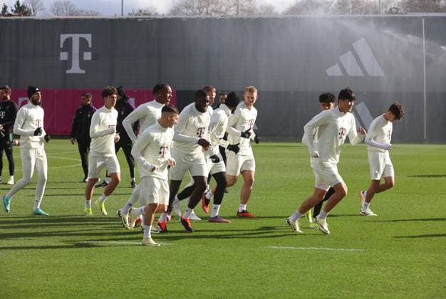 Munich, Germany 13 February 2024 Football, Men, Season 2023 2024, FC Bayern Munich, Säbener Strasse, Training ground, Final training, Champions League The FC Bayern Munich team running, warming up