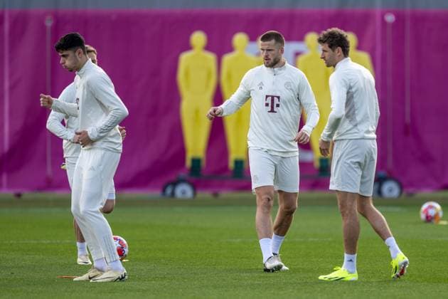 Eric Dier 15 FC Bayern Muenchen , Thomas Mueller 25 FC Bayern Muenchen , Final training before the Champions League match, round of 16 first leg against Lazio Rome, season 2023 2024 at Saebener Strasse 13 02 2024 DFB regulations prohibit any use of photographs as image sequences and or quasi video Muenchen Bayern Germany Copyright: xkolbert-press UlrichxGamelx