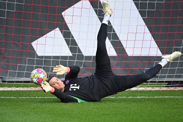 Manuel NEUER Goalkeeper Bayern Muenchen , action,single action,single image,cropped image,full body shot,whole figure Football Champions League Round of 16 Lazio Rome FC Bayern Muenchen FINAL TRAINING on 13 02 2024,