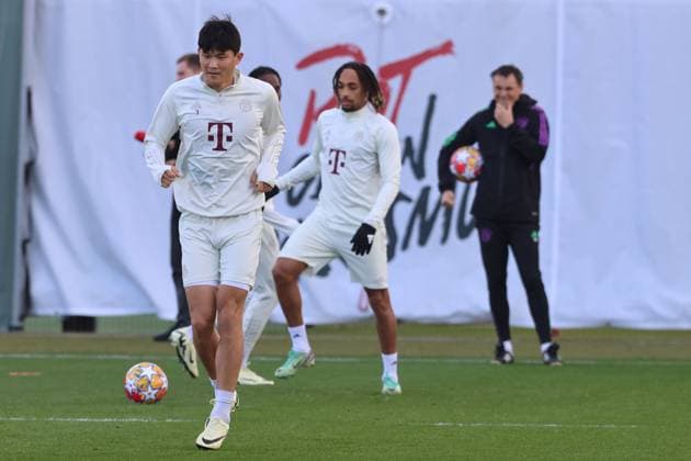 23 Sacha Boey, on the ball, and 3 Minjae Kim in front Football FC Bayern Munichs final training session before the UEFA Champions League match against Societa Sportiva Lazio, S S Lazio Rome 13 02 2024 Training ground, Saebenerstr PHOTO Mladen Lackovic LakoPress