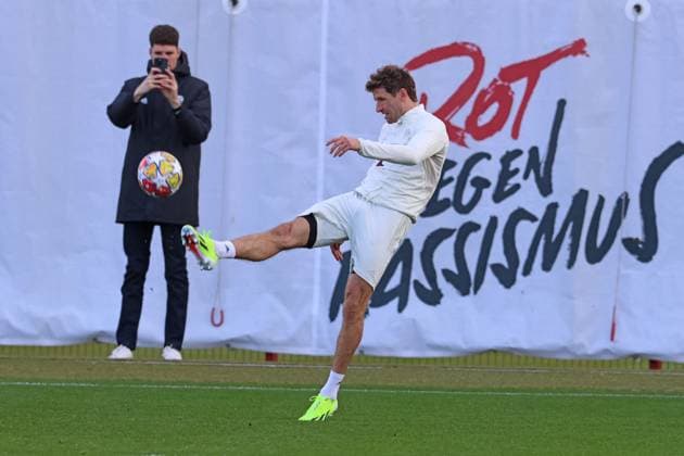 25 Thomas Mueller, pulls off, single image, cropped image, on the ball, slogan, soccer final training of FC Bayern Muenchen before the UEFA Champions League match against Societa Sportiva Lazio, S S Lazio Rome 13 02 2024 training ground, Saebenerstr PHOTO Mladen Lackovic LakoPress