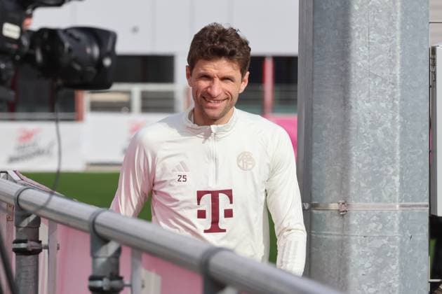 25 Thomas Mueller, portrait, portrait, camera, TV camera, in focus Football final training of FC Bayern Munich before the UEFA Champions League match against Societa Sportiva Lazio, S S Lazio Rome 13 02 2024 Training ground, Saebenerstr PHOTO Mladen Lackovic LakoPress