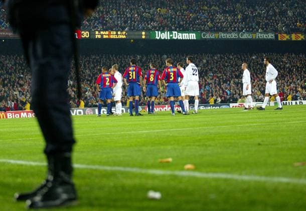 Onderwerp Subject: FC Barcelona, Barca - Real Madrid (0-0) Primera Division Reklame: Club Team Country: FC Barcelona Real Madrid Seizoen Season: 2002 2003 FOTO PHOTO: Police security on the pitch for Luis FIGO because he wants to take the corners Trefwoorden Keywords: politie police L C 05 %15,0 ±2002112301 BARCELONA ESP Content not available for redistribution in The Netherlands directly or indirectly through any third parties. Copyright: xBSRxAgencyx 022211232C0C4943 EDITORIAL USE ONLY