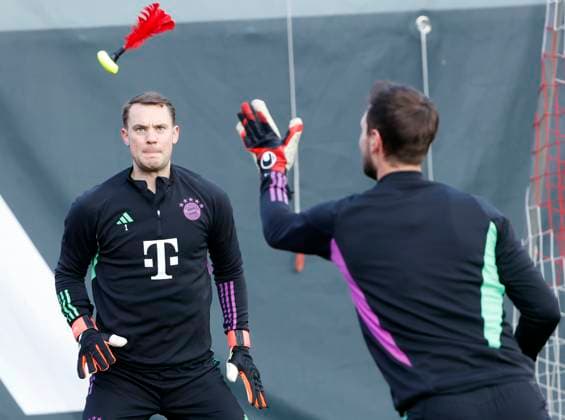 13 02 2024, FC Bayern Training, Saebenerstrasse Muenchen, Fußball Sport, im Bild Manuel Neuer FC Bayern Muenchen und Sven Ulreich FC Bayern Muenchen Nur für journalistische Zwecke Only for editorial use DFL regulations prohibit any use of photographs as image sequences and or quasi video