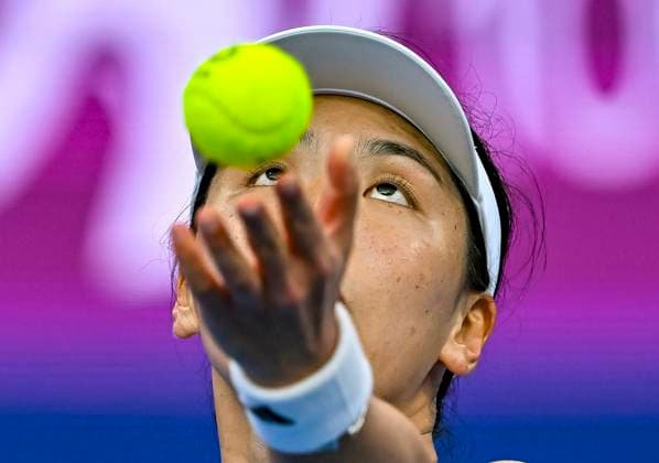 Qatar TotalEnergies Open - Day 3 Xinyu Wang of China is in action during her first-round match against Victoria Azarenka at the WTA, Tennis Damen 1000-Qatar TotalEnergies Open tennis tournament at the Khalifa International Tennis Complex in Doha, Qatar, on February 13, 2024. DOHA Qatar  Copyright: xNoushadxThekkayilx originalFilename:varittyakkal-qatartot240213_npeU3.jpg