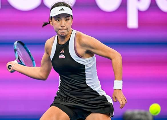 Qatar TotalEnergies Open - Day 3 Xinyu Wang of China is in action during her first-round match against Victoria Azarenka at the WTA, Tennis Damen 1000-Qatar TotalEnergies Open tennis tournament at the Khalifa International Tennis Complex in Doha, Qatar, on February 13, 2024. DOHA Qatar  Copyright: xNoushadxThekkayilx originalFilename:varittyakkal-qatartot240213_npJF1.jpg