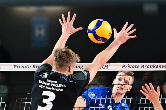 Volleyball I Men I 2023 2024 I Bundesliga I 19 Matchday I SVG Lüneburg BADEN VOLLEYS SSC Karlsruhe I 13 2 2024 Jannik Brentel 3, BADEN VOLLEYS SSC Karlsruhe cannot fend off the middle attack of Blake Gregory Leeson 2, SVG Lüneburg Lüneburg LKH Arena Niedersachsen Germany Copyright: xLobeca AndreasxHannigx