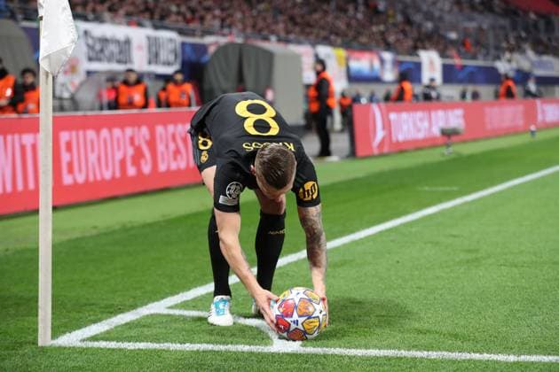 Champions League, Round of 16 RB Leipzig vs Real Madrid, 13 02 24 Toni Kroos 8, Real Madrid lay the ball out for a corner kick Football, UEFA Champions League, 2023 2024 season, Round of 16 RB Leipzig vs Real Madrid on 13 02 24 at Red Bull Arena, Leipzig Copyright: xBEAUTIFULxSPORTS JanxKaeferx