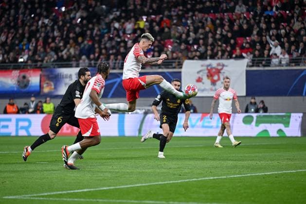 13 02 2024, Football, UCL, UEFA Champions League, Round of 16, Season 2023 2024, RB Leipzig Real Madrid, Benjamin Sesko RB Leipzig with the scoring chance xRHR PHOTO TKx Copyright: TeresaxKroeger RHR-FOTOx RHR-FOTO TK