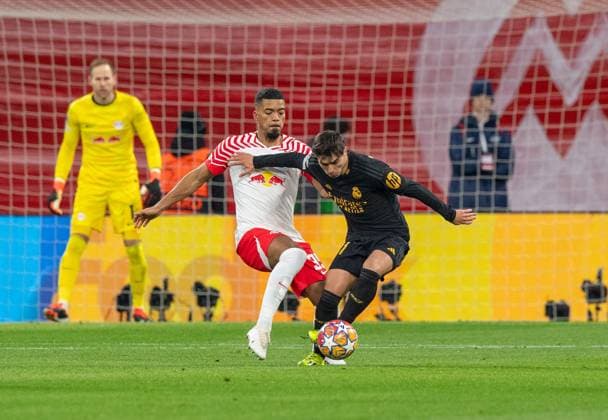 Football, Men, Season 2023 2024, UEFA Champions League Round of 16, First leg , RB Leipzig Real Madrid, v l Benjamin Henrichs RB Leipzig , Brahim Diaz Real Madrid , 13 02 2024, Copyright: xSebastianxRäppold MatthiasxKochx