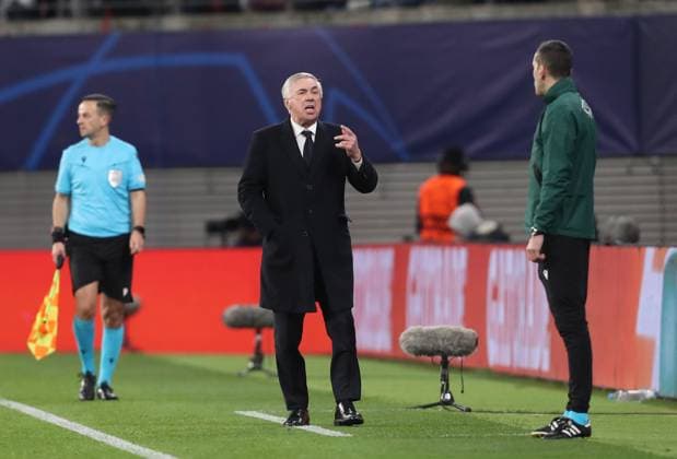 13 02 2024, xtgx, football UEFA Champions League 1 8 final, RB Leipzig Real Madrid emspor, v l coach Carlo Ancelotti Real Madrid gives instructions, gesticulates, gesticulate with arms gives instructions, gesticulate DFL DFB REGULATIONS PROHIBIT ANY USE OF PHOTOGRAPHS as IMAGE SEQUENCES and or QUASI VIDEO Leipzig