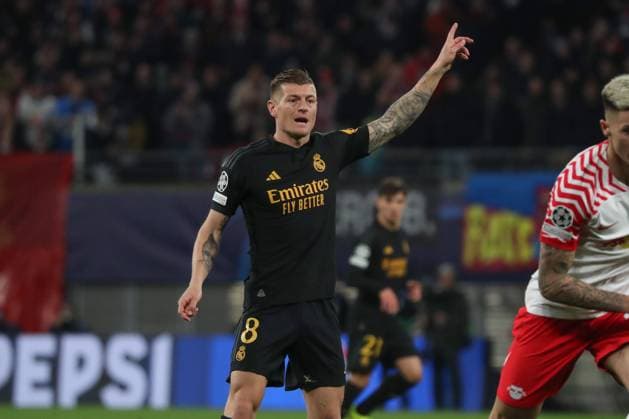 13 02 2024, xgox, football UEFA Champions League 1 8 final, RB Leipzig Real Madrid emspor, v l Toni Kroos Real Madrid, 8 gives instructions, gesticulates with arms, gesticulate, gives instructions DFL DFB REGULATIONS PROHIBIT ANY USE OF PHOTOGRAPHS as IMAGE SEQUENCES and or QUASI VIDEO Leipzig