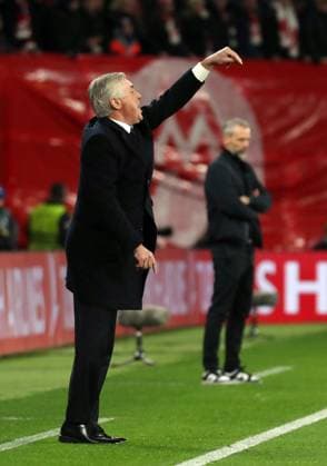 13 02 2024, xgox, football UEFA Champions League 1 8 final, RB Leipzig Real Madrid emspor, v l coach Carlo Ancelotti Real Madrid gives instructions, gesticulates, gesticulate with arms gives instructions, gesticulate DFL DFB REGULATIONS PROHIBIT ANY USE OF PHOTOGRAPHS as IMAGE SEQUENCES and or QUASI VIDEO Leipzig