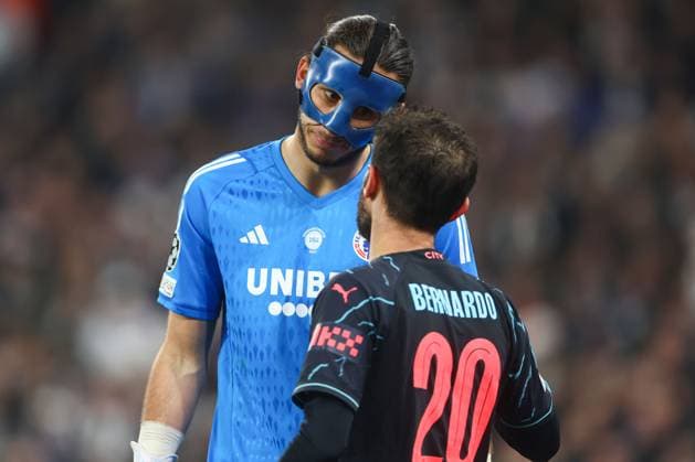 Kamil Grabara of F.C. Copenhagen and Bernardo Silva of Manchester City FC Copenhagen v Manchester City, UEFA Champions League, Round of 16, First Leg, Football, Parken Stadium, Copenhagen, Denmark - 13 Feb 2024 EDITORIAL USE ONLY No use with unauthorised audio, video, data, fixture lists, club league logos or live services. Online in-match use limited to 120 images, no video emulation. No use in betting, games or single club league player publications. Copyright: xKieranxMcManus Shutterstockx 14343227ce