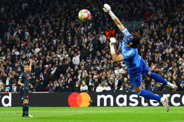 Sport Bilder des Tages Kamil Grabara of F.C. Copenhagen saves FC Copenhagen v Manchester City, UEFA Champions League, Round of 16, First Leg, Football, Parken Stadium, Copenhagen, Denmark - 13 Feb 2024 EDITORIAL USE ONLY No use with unauthorised audio, video, data, fixture lists, club league logos or live services. Online in-match use limited to 120 images, no video emulation. No use in betting, games or single club league player publications. Copyright: xKieranxMcManus Shutterstockx 14343227cj