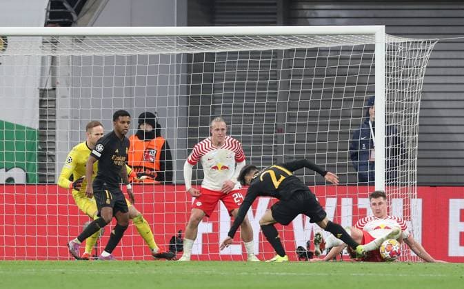13 02 2024, xtgx, Football UEFA Champions League 1 8 Final, RB Leipzig Real Madrid emspor, v l Peter Gulacsi RB Leipzig , Rodrygo Real Madrid , Xaver Schlager RB Leipzig , Brahim Diaz Real Madrid , Willi Orban RB Leipzig torchance DFL DFB REGULATIONS PROHIBIT ANY USE OF PHOTOGRAPHS as IMAGE SEQUENCES and or QUASI VIDEO Leipzig