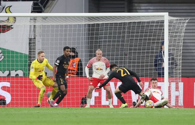 13 02 2024, xtgx, Football UEFA Champions League 1 8 Final, RB Leipzig Real Madrid emspor, v l Peter Gulacsi RB Leipzig , Rodrygo Real Madrid , Xaver Schlager RB Leipzig , Brahim Diaz Real Madrid , Willi Orban RB Leipzig torchance DFL DFB REGULATIONS PROHIBIT ANY USE OF PHOTOGRAPHS as IMAGE SEQUENCES and or QUASI VIDEO Leipzig