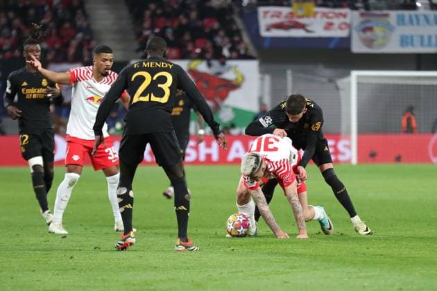 Champions League, Round of 16 RB Leipzig vs Real Madrid, 13 02 24 Fede Valverde 15, Real Madrid wrestles Benjamin Sesko 30, RB Leipzig football, UEFA Champions League, 2023 2024 season, Round of 16 RB Leipzig vs Real Madrid on 13 02 24 at the Red Bull Arena, Leipzig Copyright: xBEAUTIFULxSPORTS JanxKaeferx